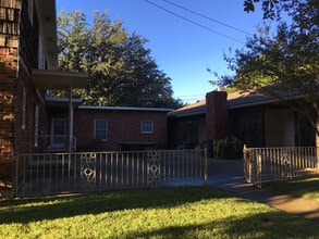 Building Photo - Apartment *Upstairs* Leasing Special Avail...
