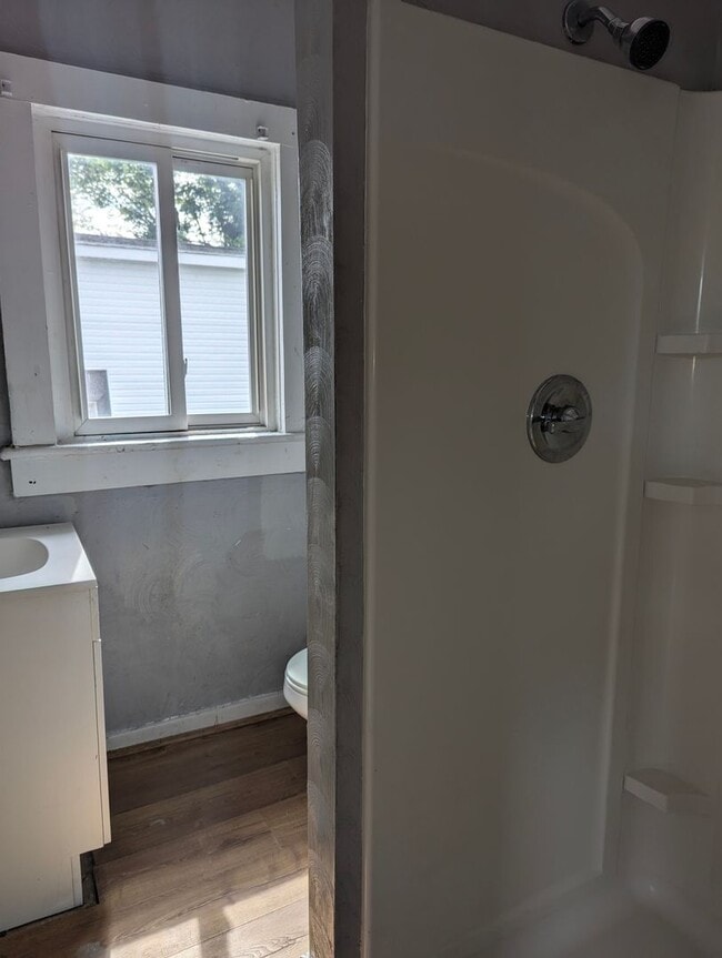 Building Photo - MOVE IN READY 4 Bedroom in the Heart of Portsmouth!