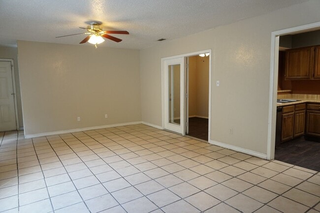 Building Photo - VIEW NOW - COMING SOON - Charming 3-Bedroom Duplex in East Dallas with Garage & Fenced Yard