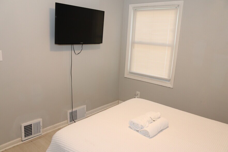 First floor large bedroom - 19315 Roscommon St