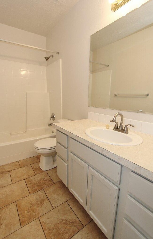 Building Photo - 725 E Wakely St