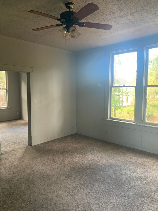 Building Photo - Highland 1 Bed 1 Bath Apartment