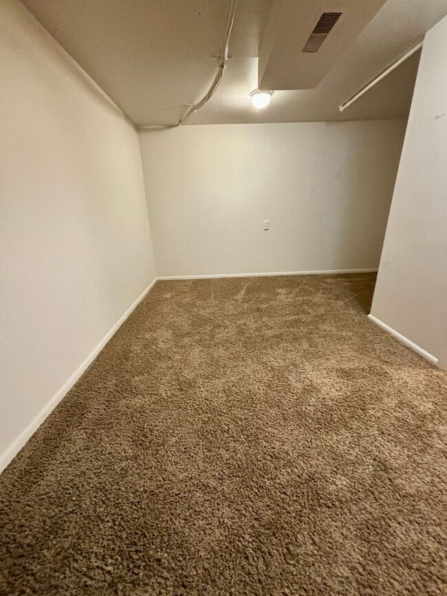 Building Photo - Pet friendly 3 bed, 2 bath Duplex - next to park, quiet neighborhood!