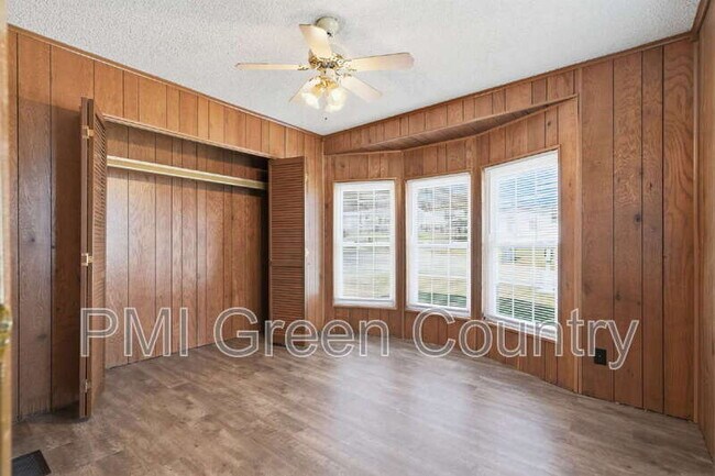 Building Photo - 834 W 138th St S