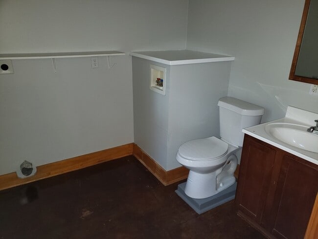 Building Photo - Spacious 2-level apartment with 1 bedroom and 2 full baths located in Kansas City, MO.