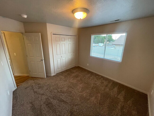 Building Photo - 3 Bedroom Duplex!!