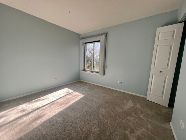 Building Photo - 6443 Clarendon Hills Rd
