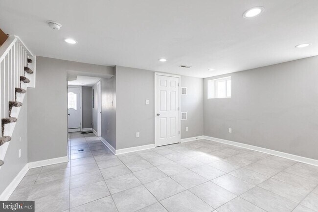 Building Photo - Welcome to this beautifully renovated 4bd 2bth end-of-group townhome in Baltimore!