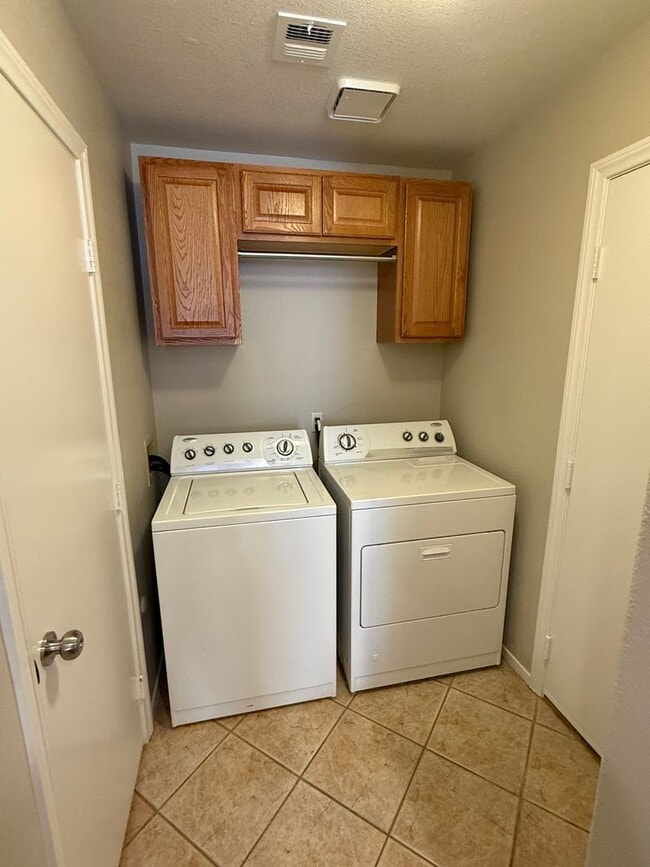 Building Photo - Transformed Townhome