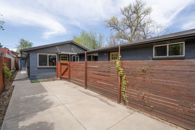 Building Photo - Beautiful 2-Bedroom Duplex with Granite Countertops & Hardwood Floors in the Heart of Denver!