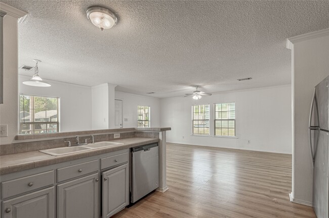 Building Photo - 112 Varsity Dr