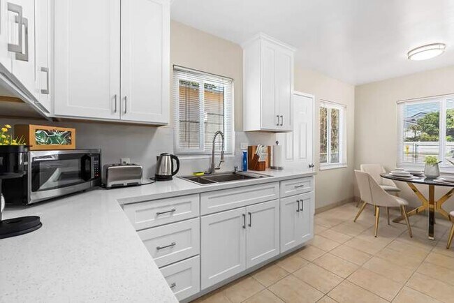 Building Photo - Modern Retreat with Spacious Yard & Cozy Interiors