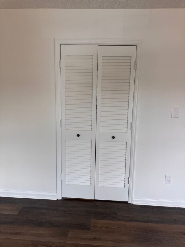 Building Photo - 3 Bedroom || 1.5 Bathroom Townhome
