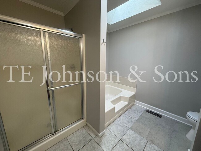 Building Photo - Charming 3 Bedroom Home Near Country Club ...