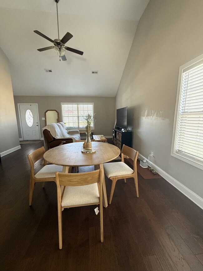 Building Photo - 607 Hollow Crst