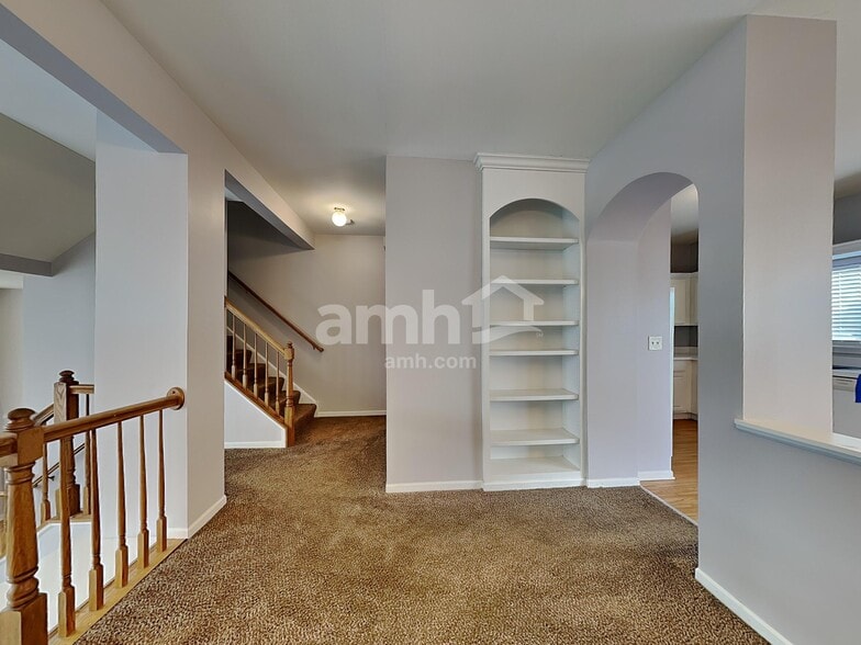 Building Photo - 2409 Courtyard Cir