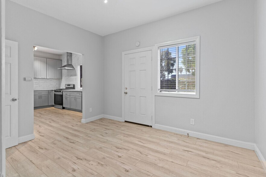 Primary Photo - 338 E 7th St