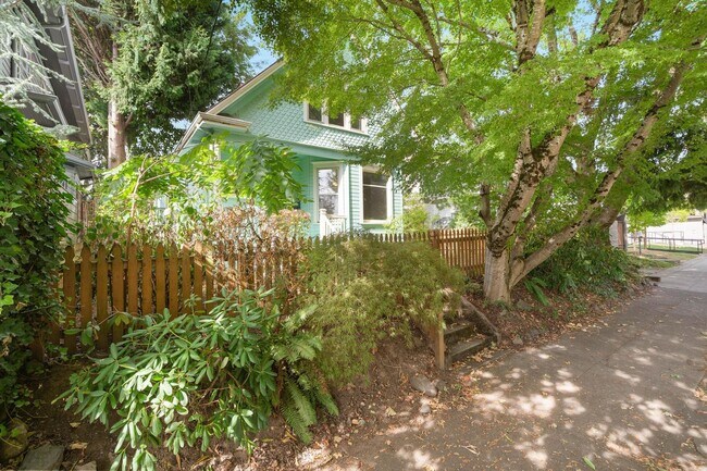 Building Photo - Spacious, light-filled 3-bdrm/2-bath vinta...