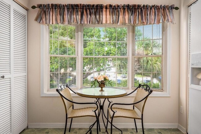 Building Photo - 2 Park Shores Cir