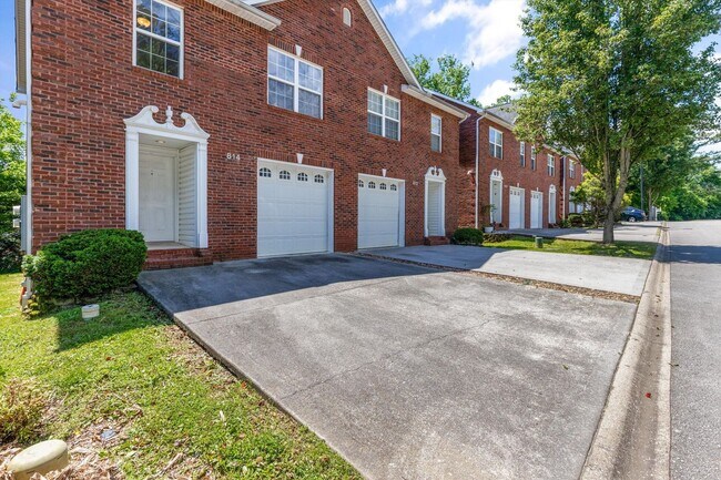 Building Photo - Knoxville 37912 - 3 bedroom, 2.5 bath all ...