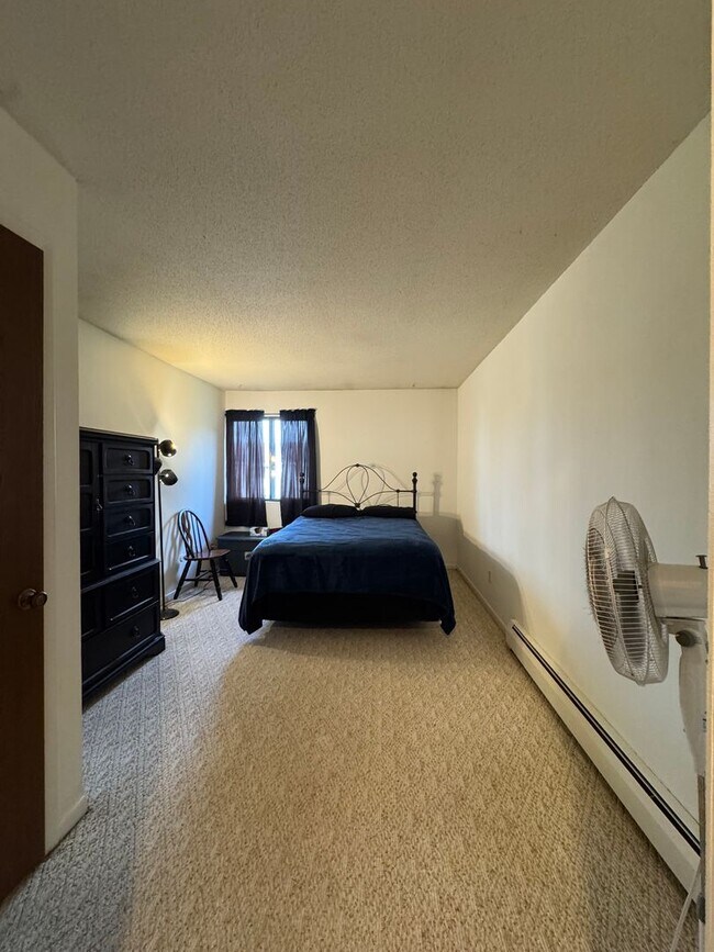 Building Photo - Owner Pays Heat, Hot/Cold Water, Sewer Ten...