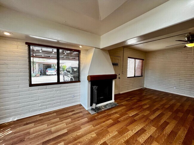 Building Photo - Charming 2 Bedroom Townhome with Private 2...