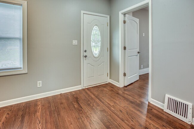 Building Photo - Charming Aksarben Gem