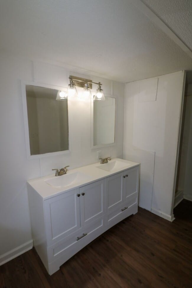 Building Photo - Newly Renovated Home