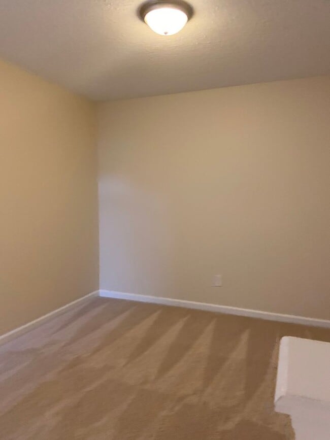 Building Photo - ~~~ Like New 4 Bedroom Townhome  ~~~