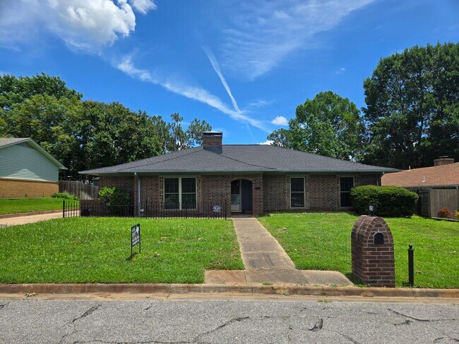 Primary Photo - Brick 3/2/2 in Nice Denison Neighborhood O...