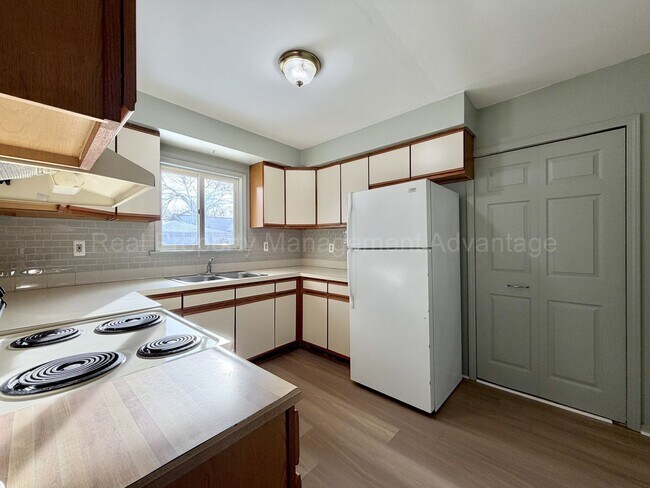 Building Photo - Updated Ranch on Double Lot Near Royal Oak & Ferndale