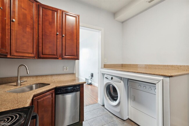 Building Photo - 3 br, 1 bath Triplex - 1729 W MONTGOMERY A...