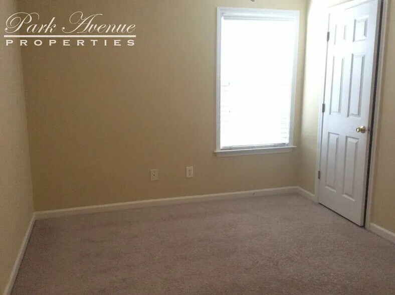 Building Photo - Room in House on Evanston Ct