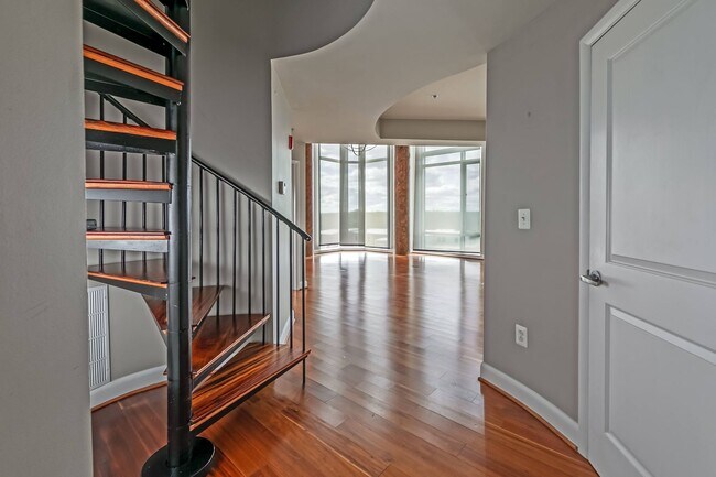 Building Photo - 210 Rocketts Way