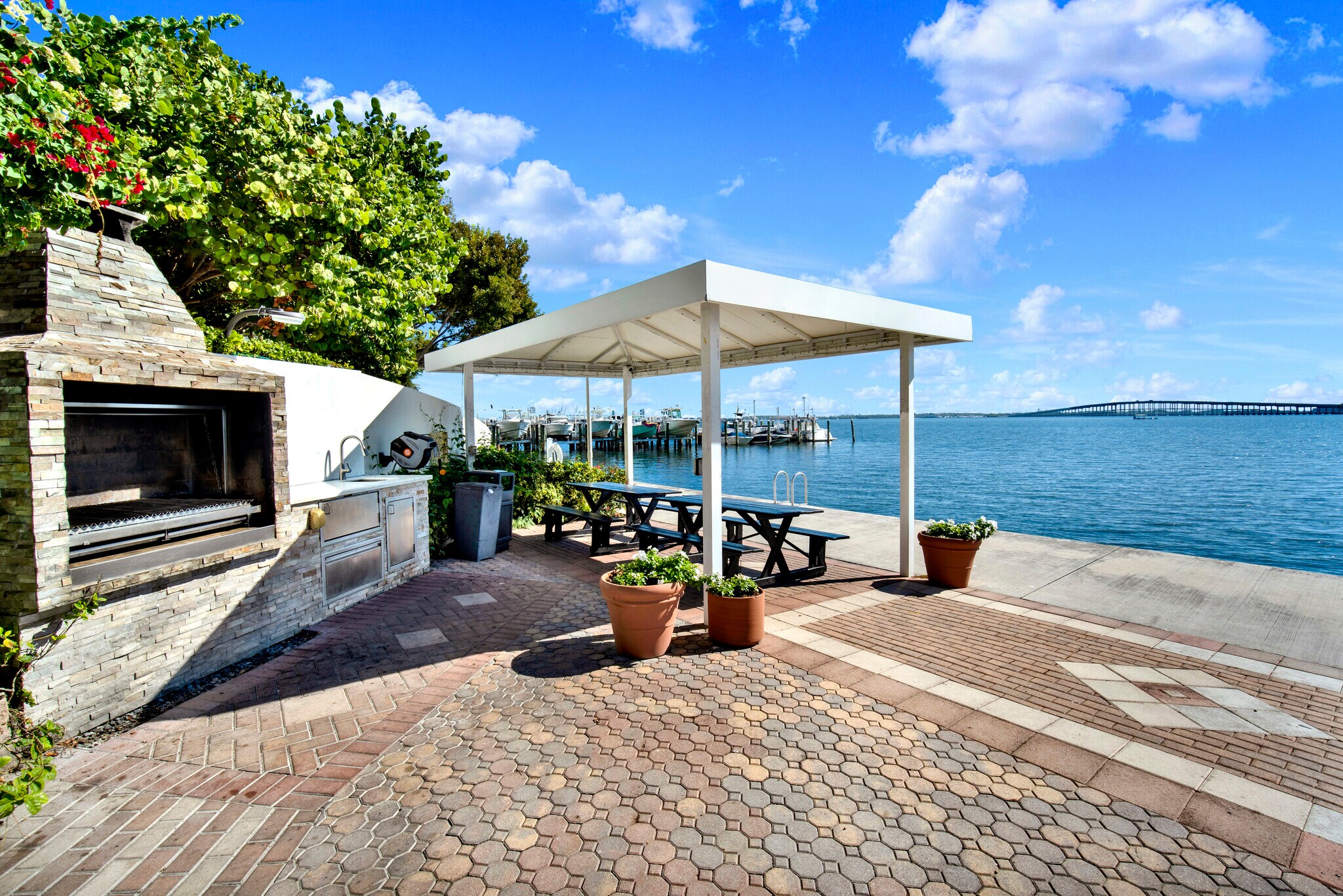 Building Photo - 1925 Brickell Ave
