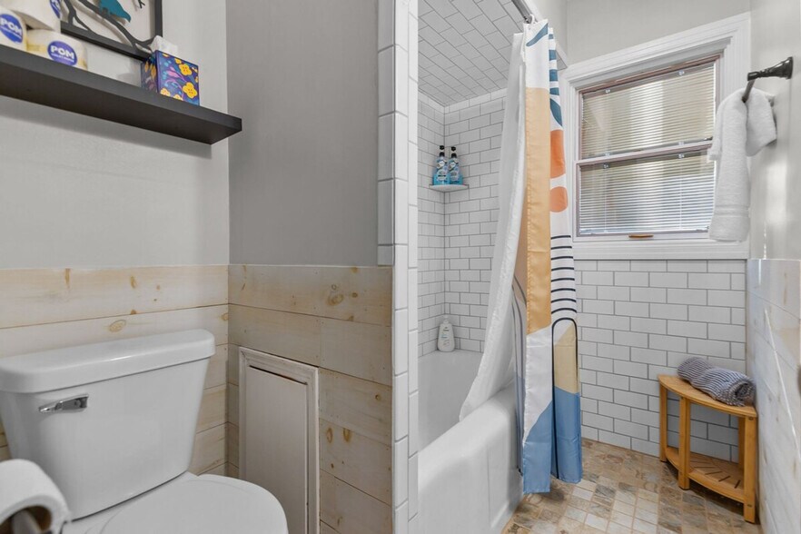 Building Photo - 810 E Pershing St