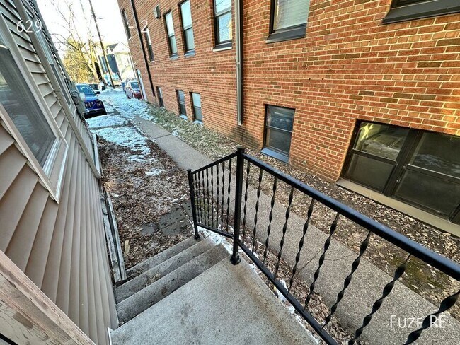 Building Photo - 629 SE Oak St