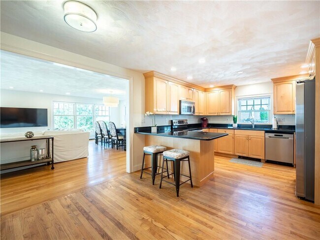 Building Photo - 573 Wolcott Ave