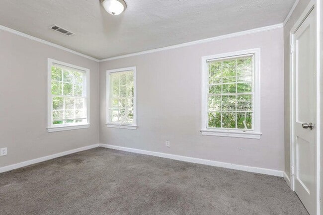 Building Photo - Charming 4 bed 2 bath renovated home