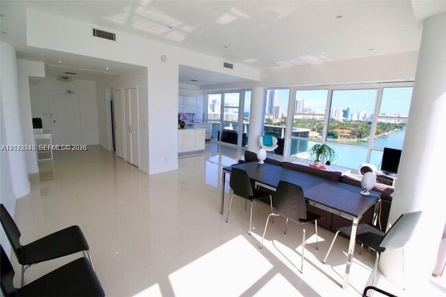 Building Photo - 900 Bay Dr