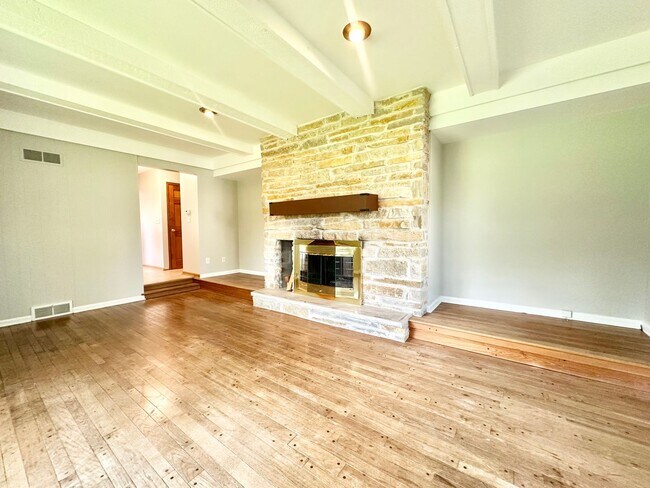 Building Photo - Desirable Mequon Home in Heart of Ville du...