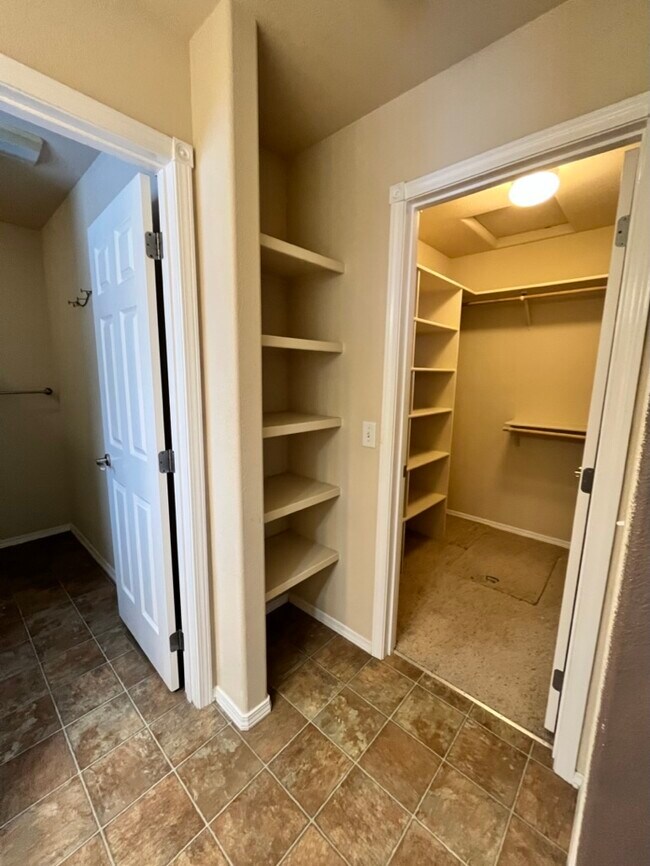 Building Photo - 515 Sawtooth St