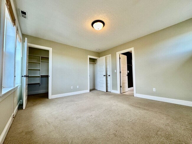 Building Photo - Remodeled Piedmont 3 Bedroom Home with Har...