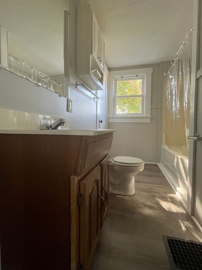 Building Photo - Three Bedroom Home