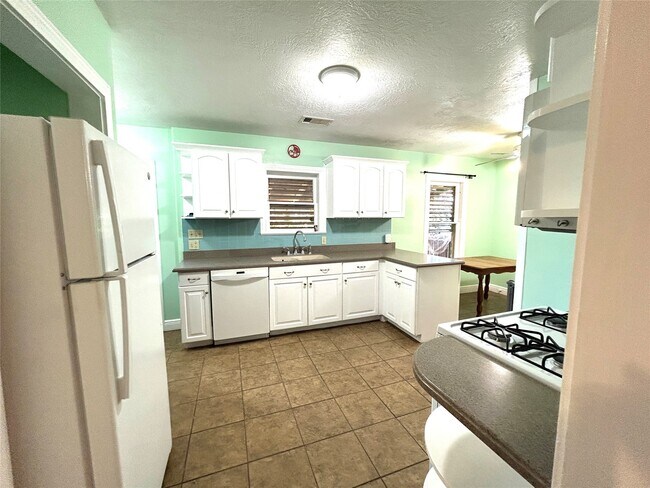 Building Photo - 4915 Houston Dr