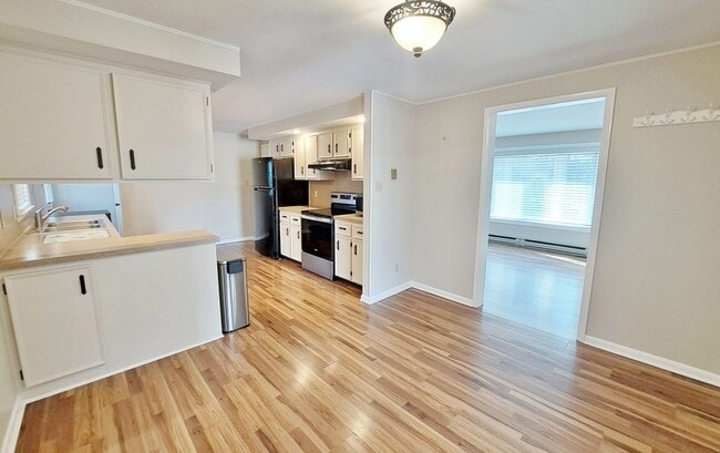 Building Photo - 3 Bed / 1-1/5 Bath Single Family Home w/Attached 2-Car Garage