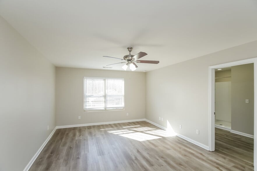 Building Photo - 213 Hollyhock Ln