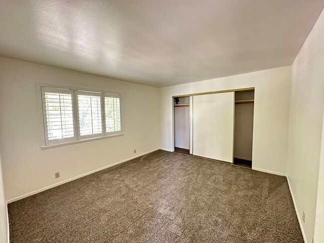 Building Photo - Top Floor of Benicia Duplex