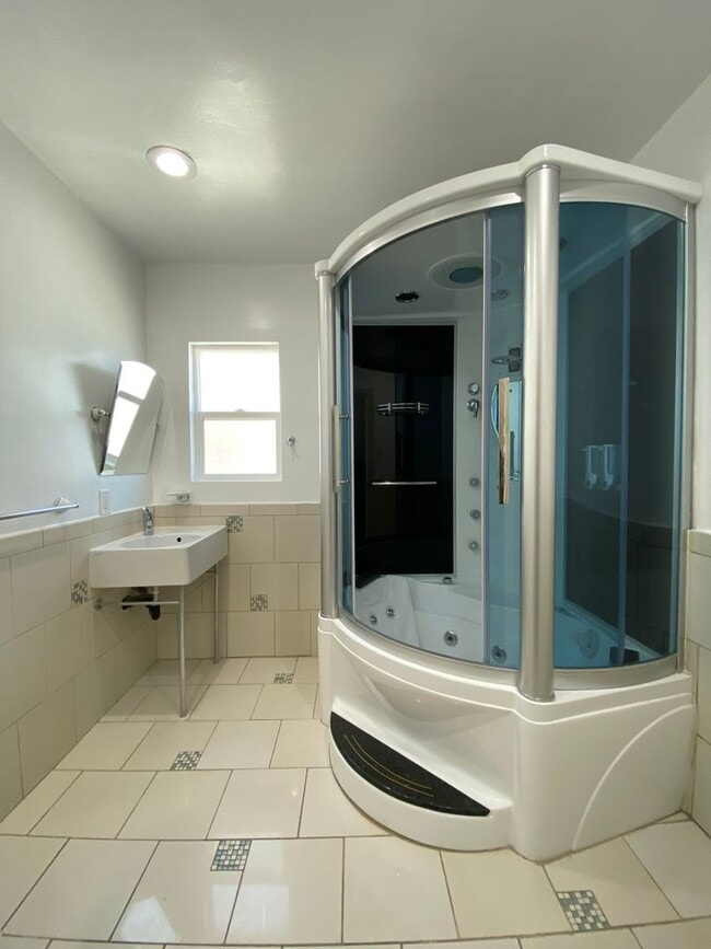 Building Photo - 2335 S Garth Ave