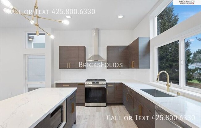 Building Photo - Move-In Ready Townhome with Ground Floor Suite & Views of Olympic Mountains